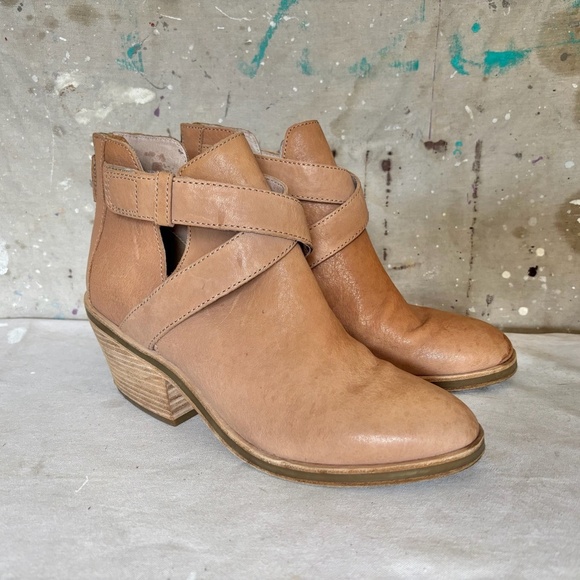 Eileen Fisher Beige Derby Leather Ankle Boots - Picture 3 of 6